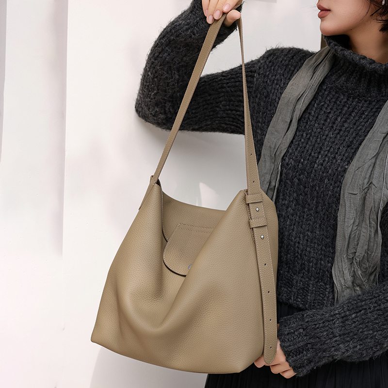กระเป๋าถือทรงโท้ทหนังฟูลเกรนขน - Women Bags 2026 Trends บทวิจารณ์และราคา